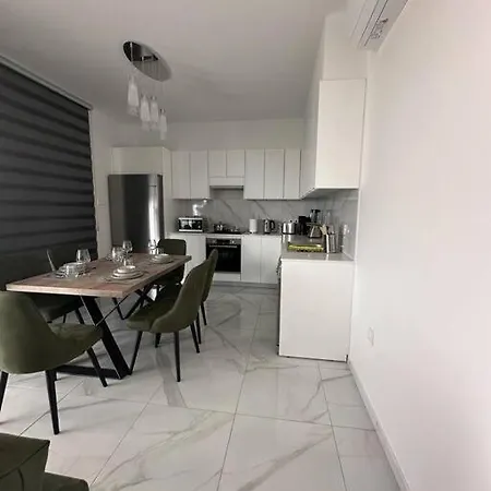 شقة Cozy 3 Bedroom 300m From The Sea